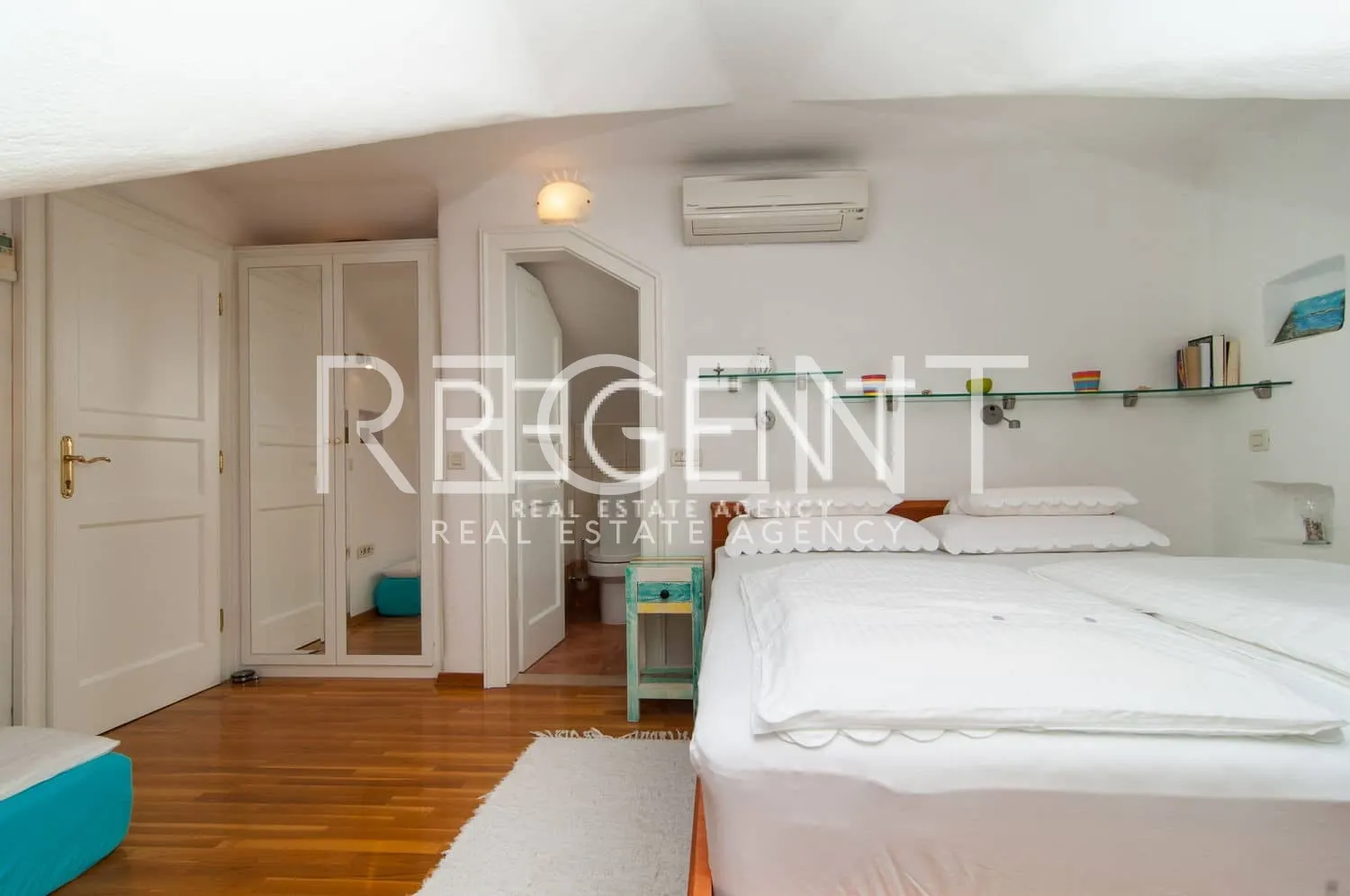 Brač, Mirca - Vila s bazenom uz more 330m2
