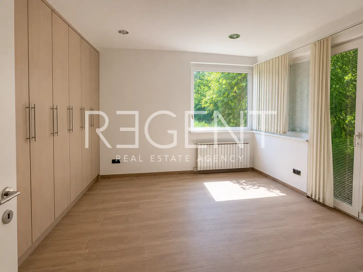 Facility 1,100 m² for rent, Buzin — office spaces, parking