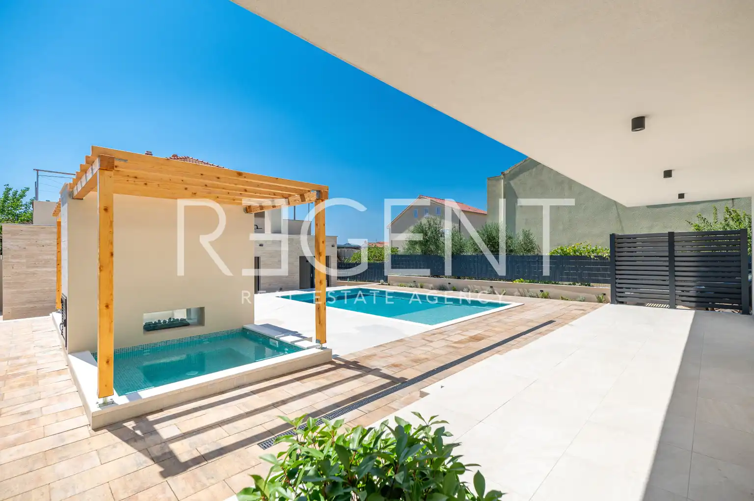 Trogir - Nova moderna vila od 300m2 s bazenom i jacuzzijem
