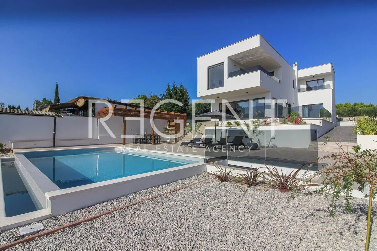 Istra, Medulin - Prekrasna villa s wellnessom NKP 190 m2 nadomak mora