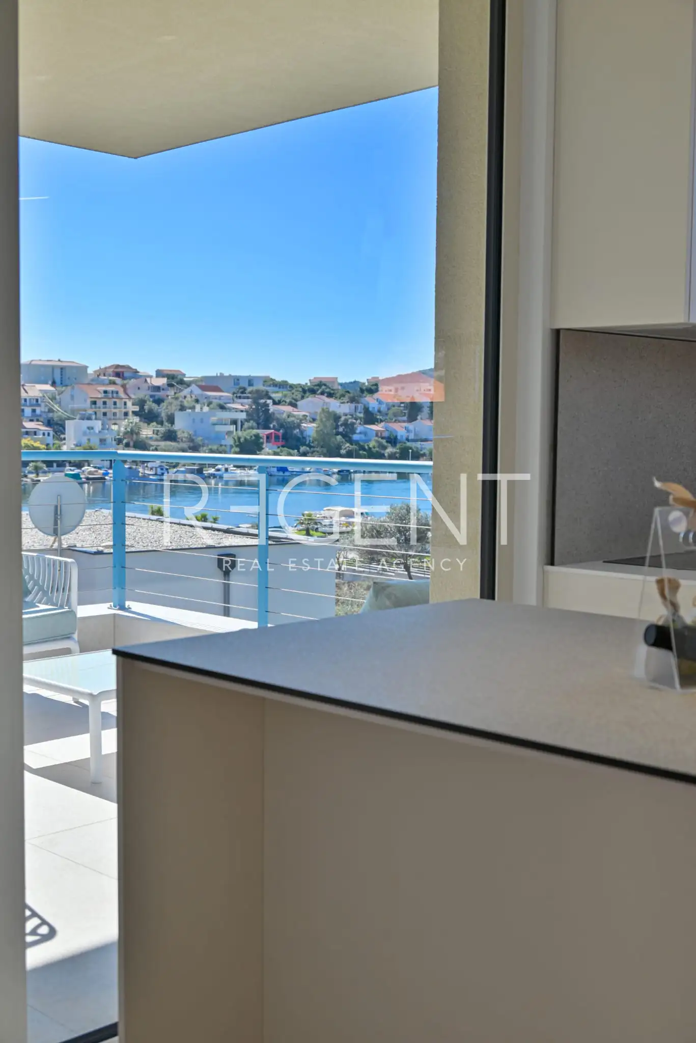 Seget Vranjica – moderna duplex vila s dva bazena i pogledom na more