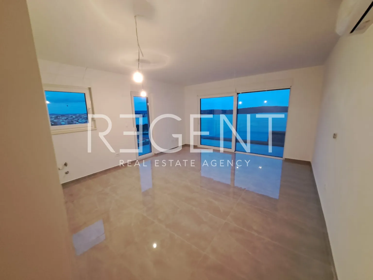 Trogir, Čiovo - Trosoban stan u novogradnji s pogledom na more, 75 m2
