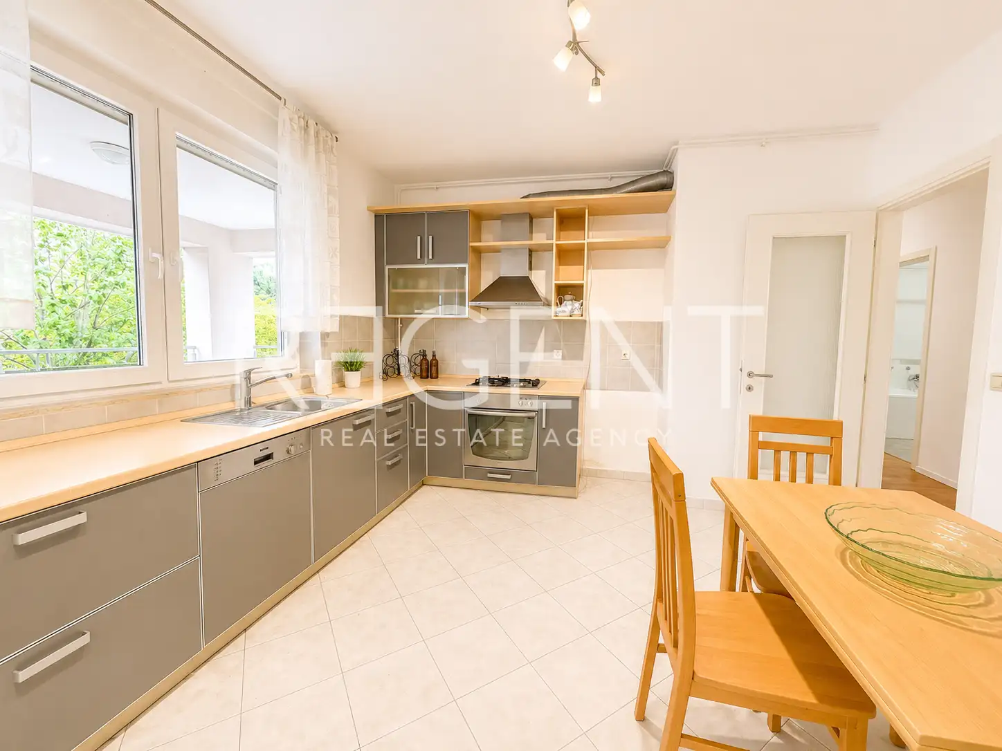 Stanovanje 145 m², center Zagreba — 2 terasi, parkirišče, opremljeno