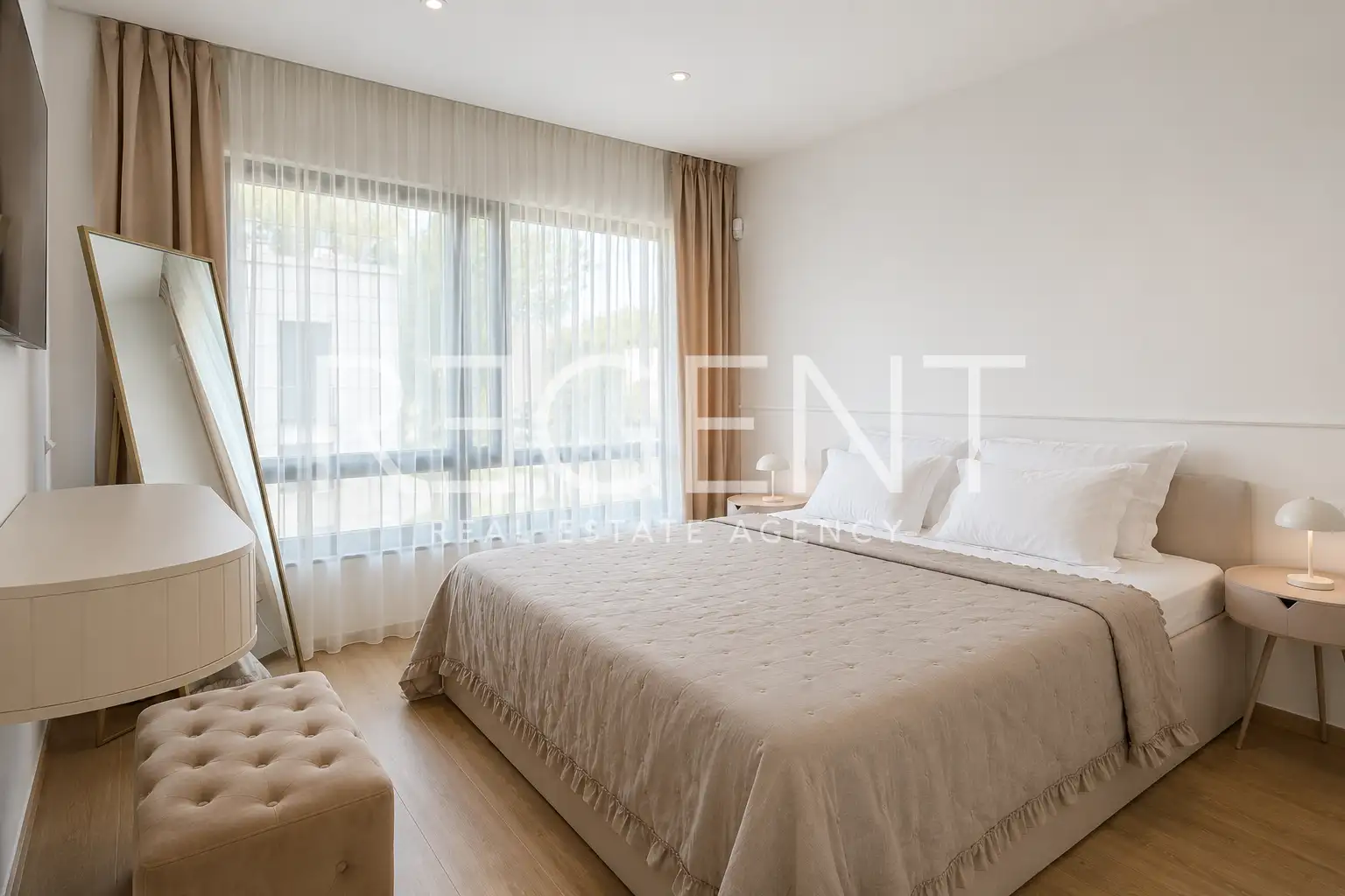 Vila 200 m², Pula — 3 spavaće sobe, grijani bazen, garaža, sauna