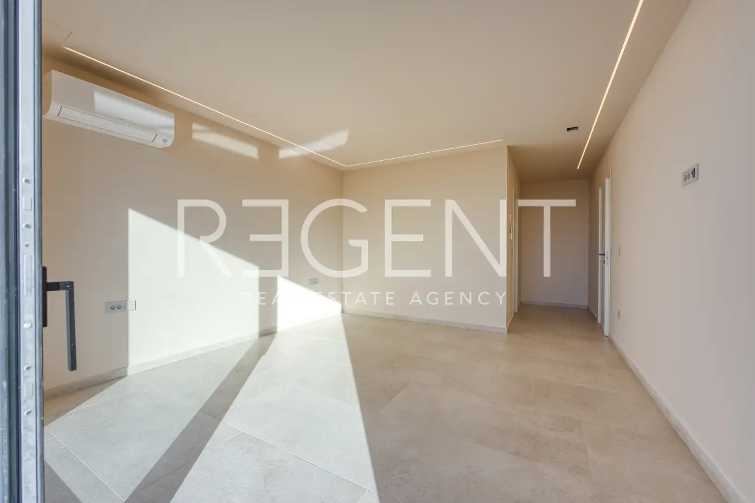 Poreč – Moderna vila s krovnom terasom