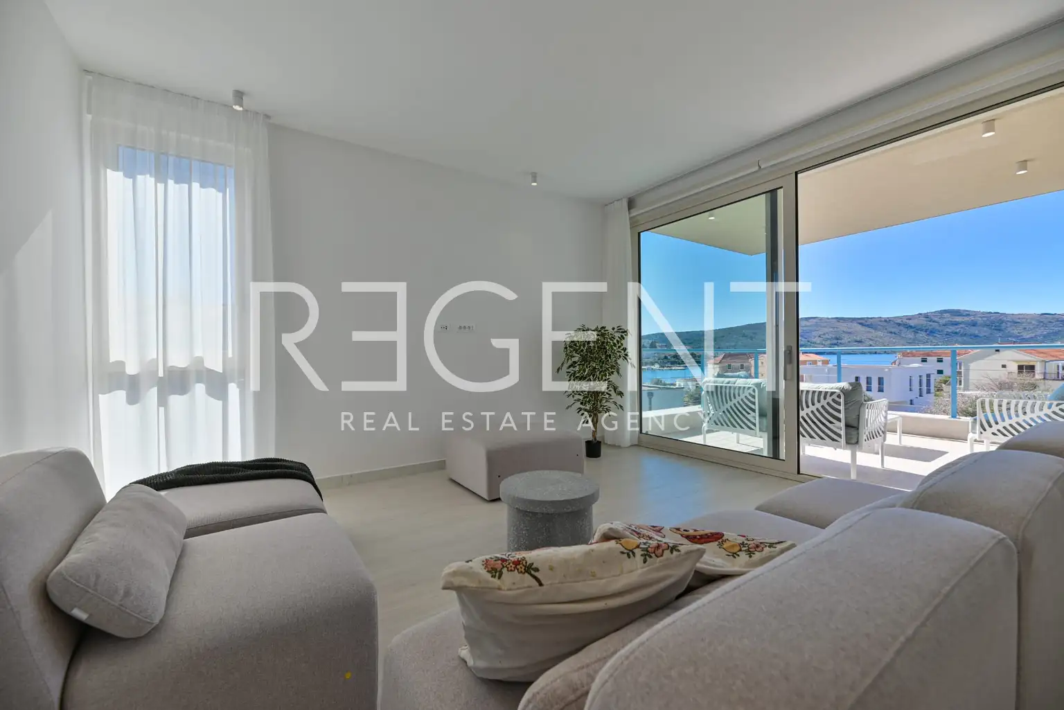 Seget Vranjica – moderna duplex vila s dva bazena i pogledom na more