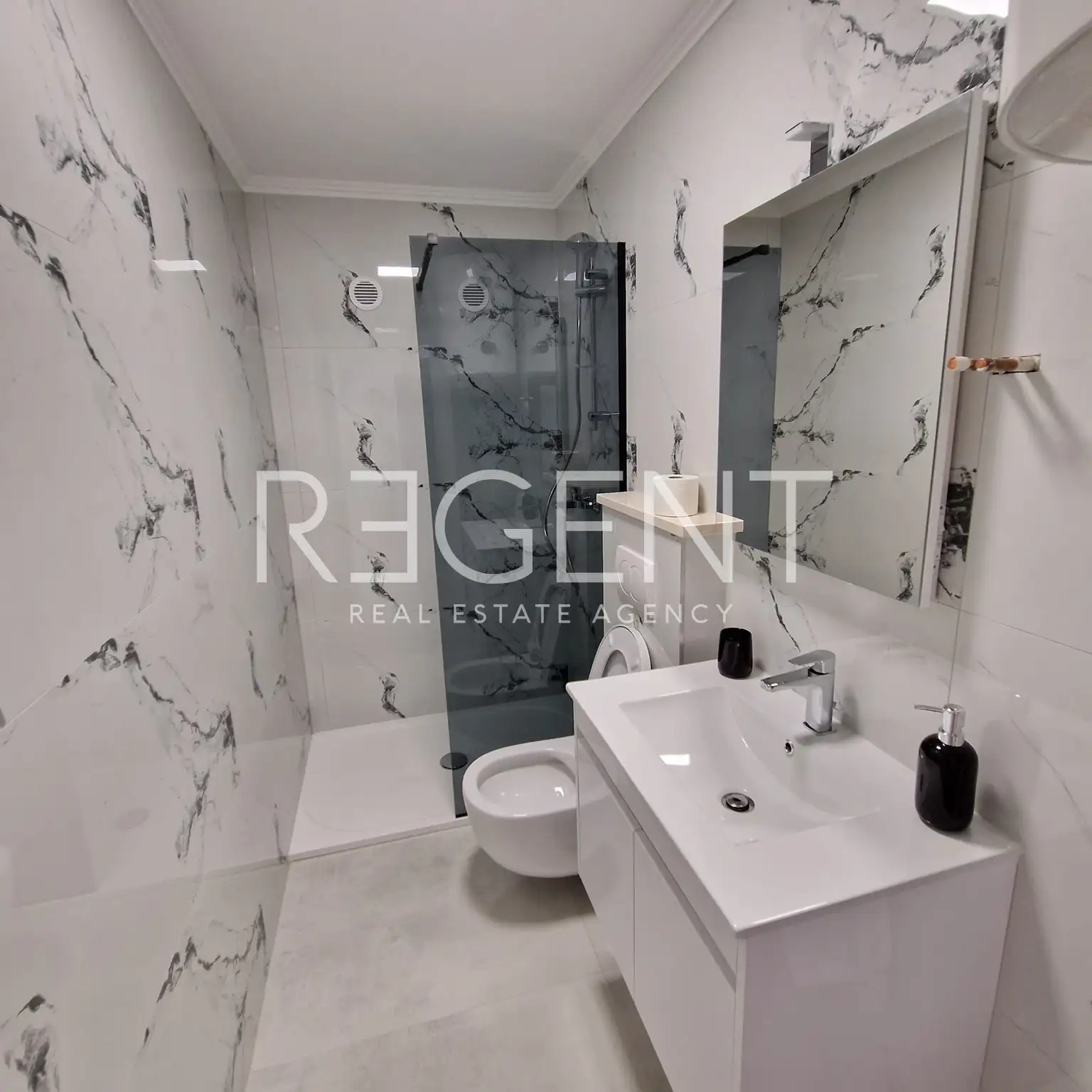 Split, Kamen - Appartement de trois pièces avec jardin privé