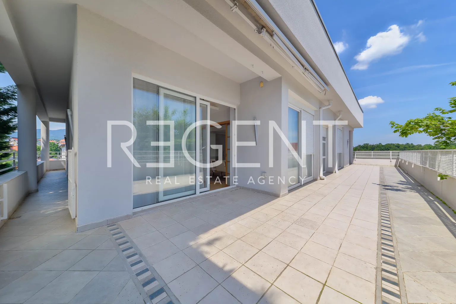 Záhřeb, Pantovčak - Luxusní dvoupodlažní penthouse 277 m2 k pronájmu