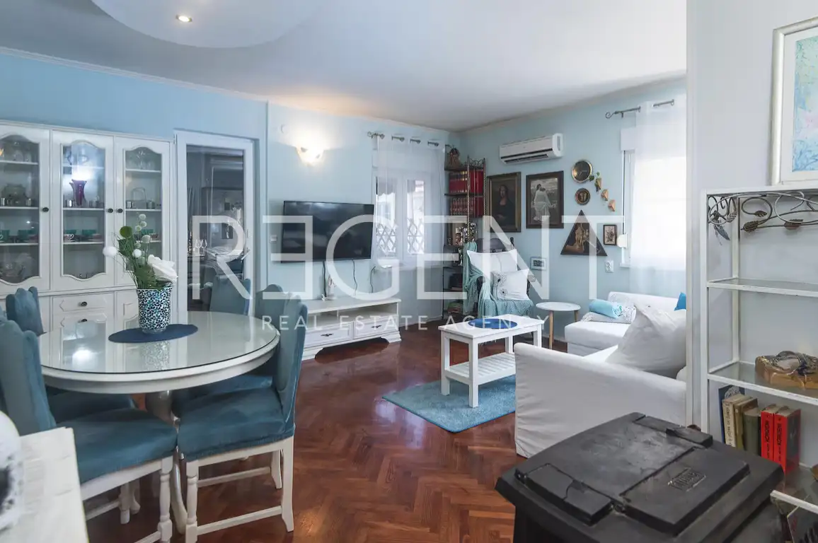 Split, Bačvice - Trosoban stan sa loggiom