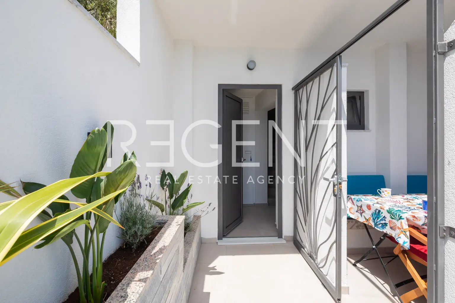 Omiš, Stanići – vila první řada u moře s velkým potenciálem