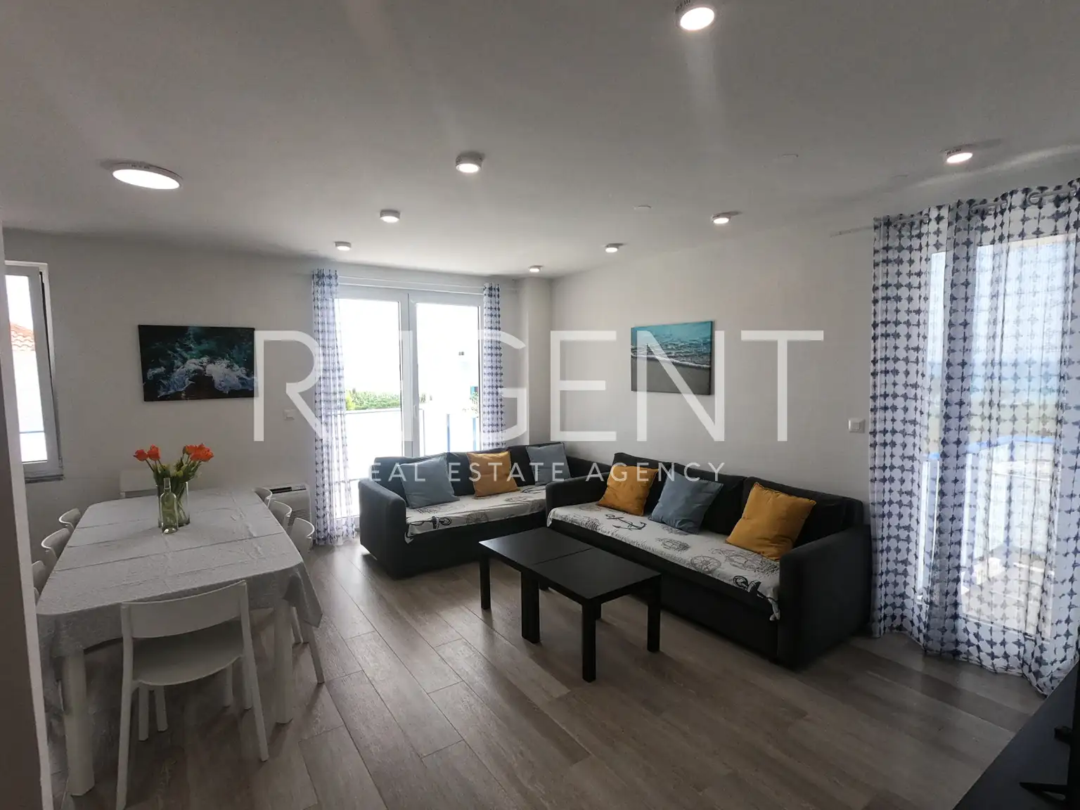 Privlaka - Dom szeregowy z basenem i tarasem na dachu.