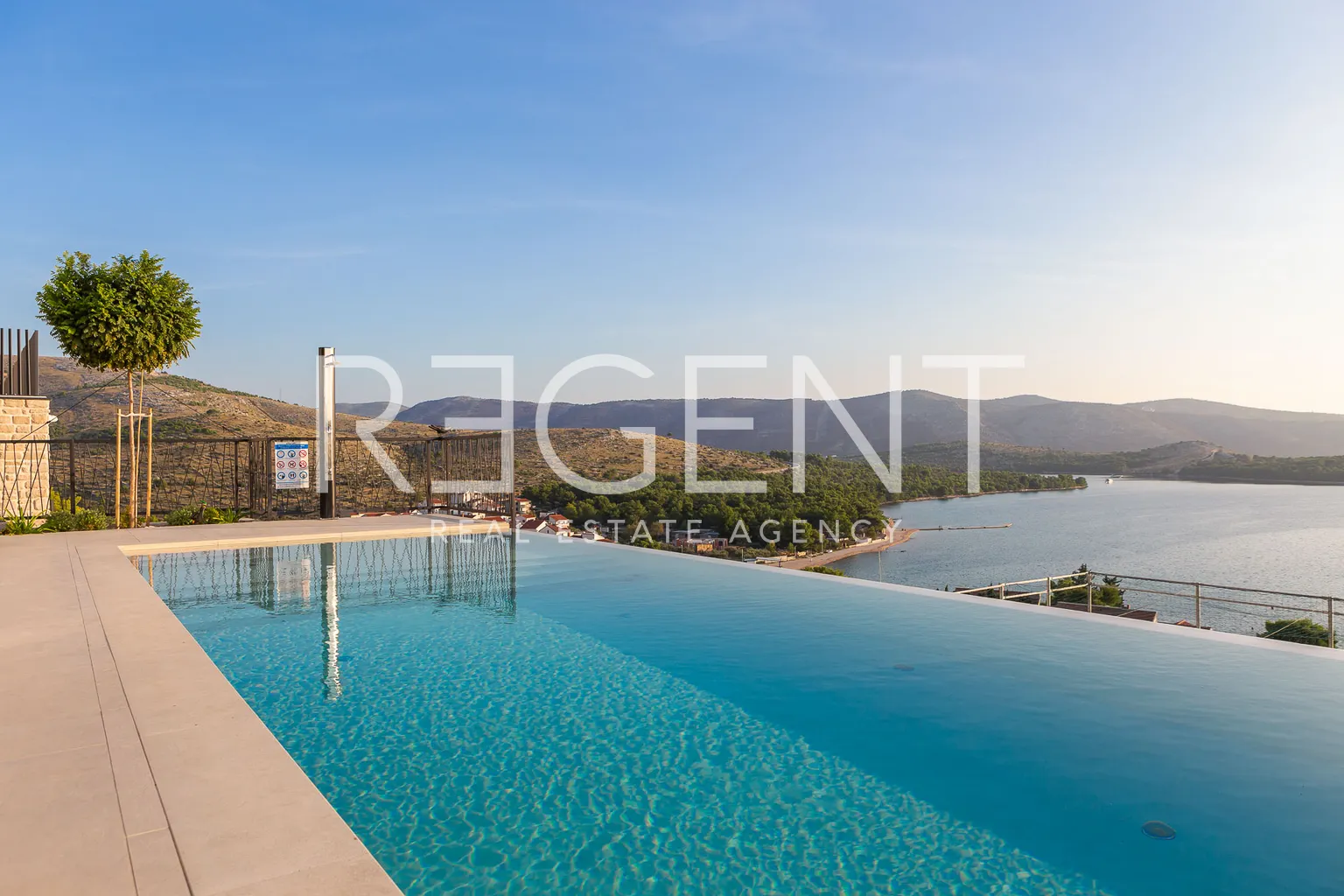 Šibenik, Žaborić - Moderne, neu erbaute Villa mit Pool 380 m2