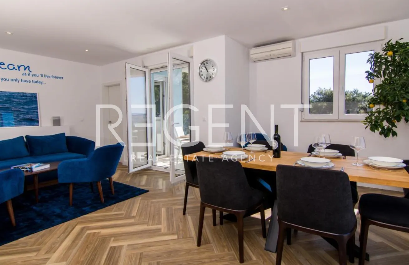 Trogir - Moderan, peterosobni penthouse s terasom i pogledom na more 185 m2