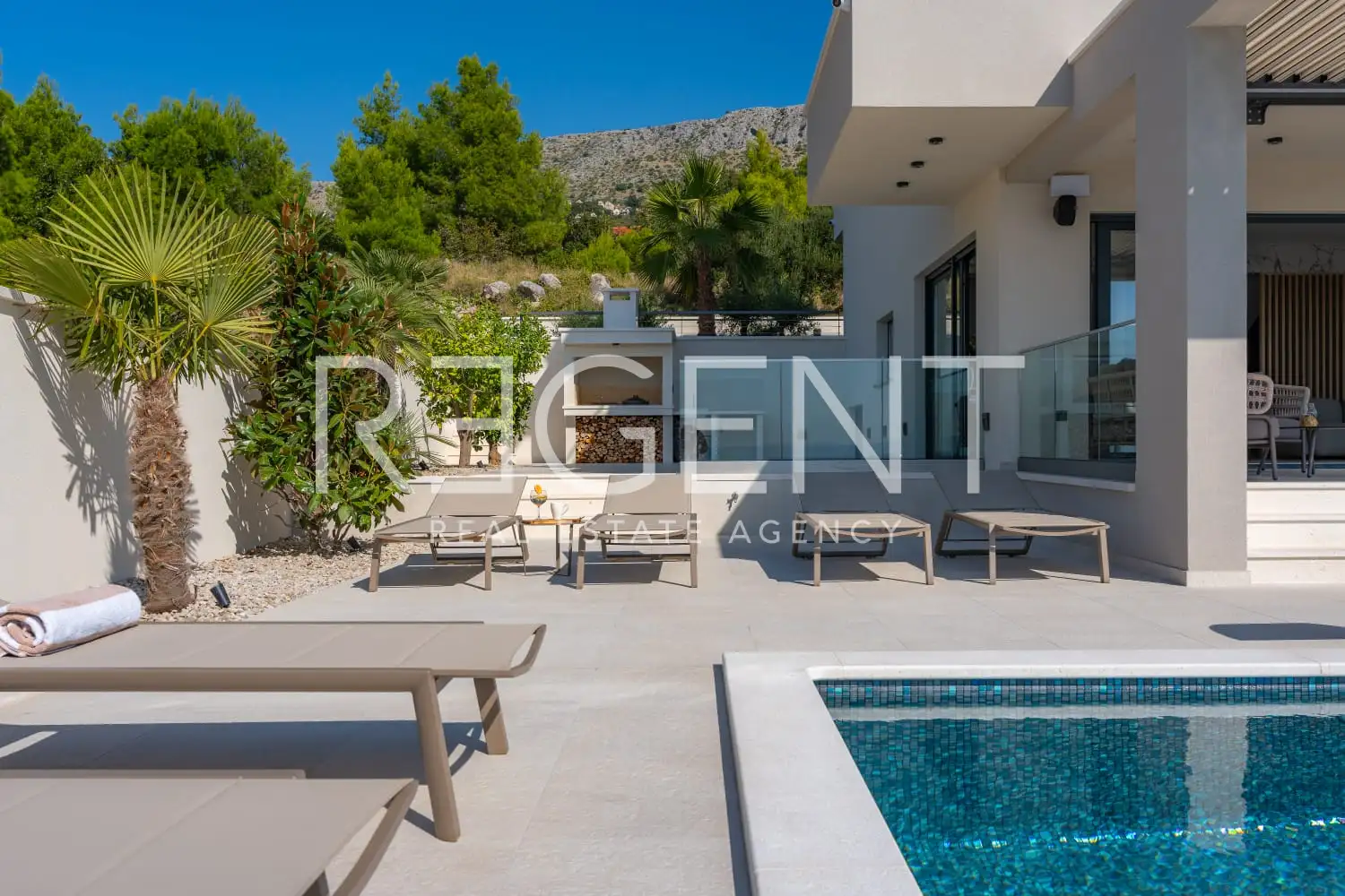 Podstrana - Moderná luxusná vila s bazénom a strešnou terasou