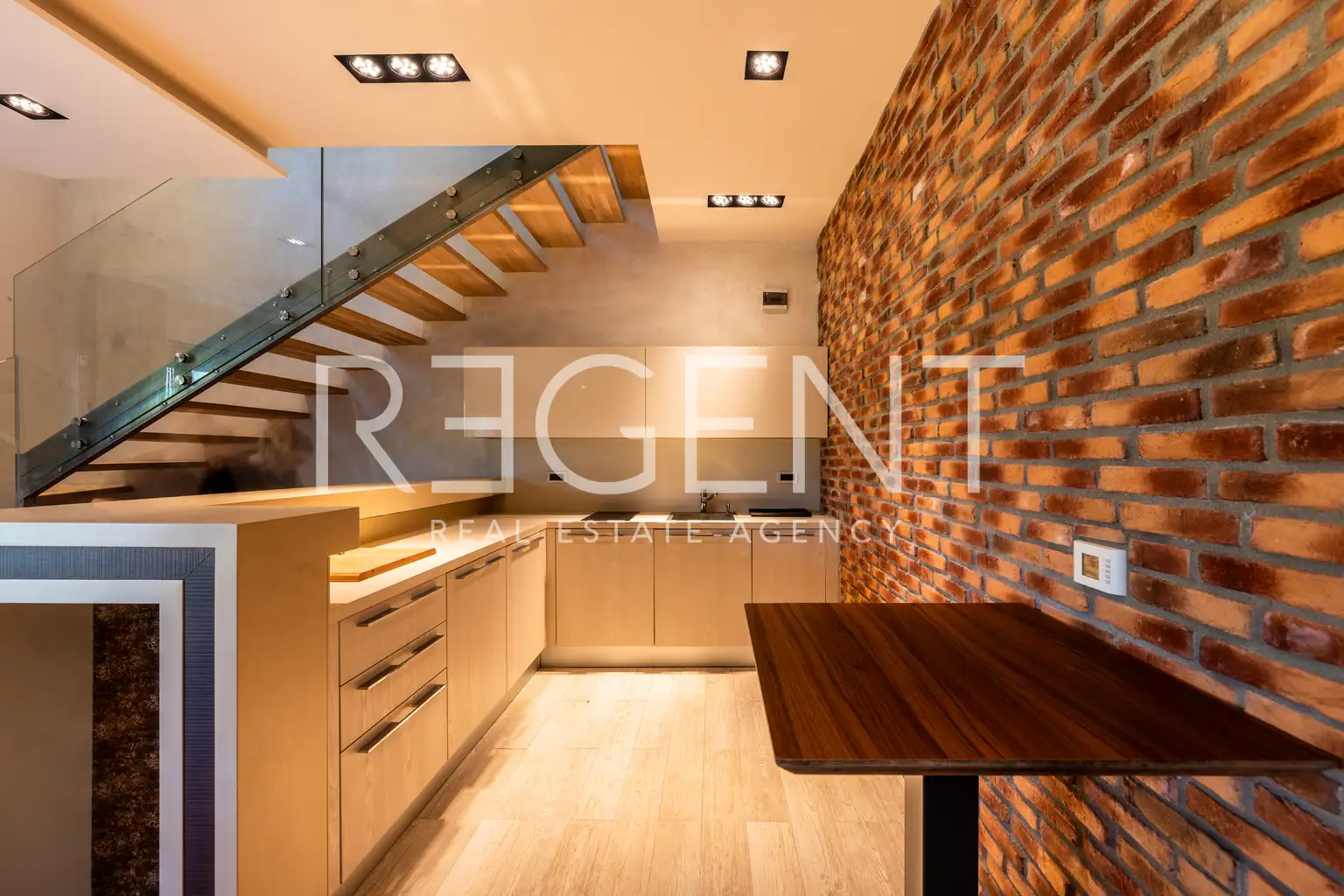Kuća 376 m², Gornje Prekrižje — parcela 704 m²