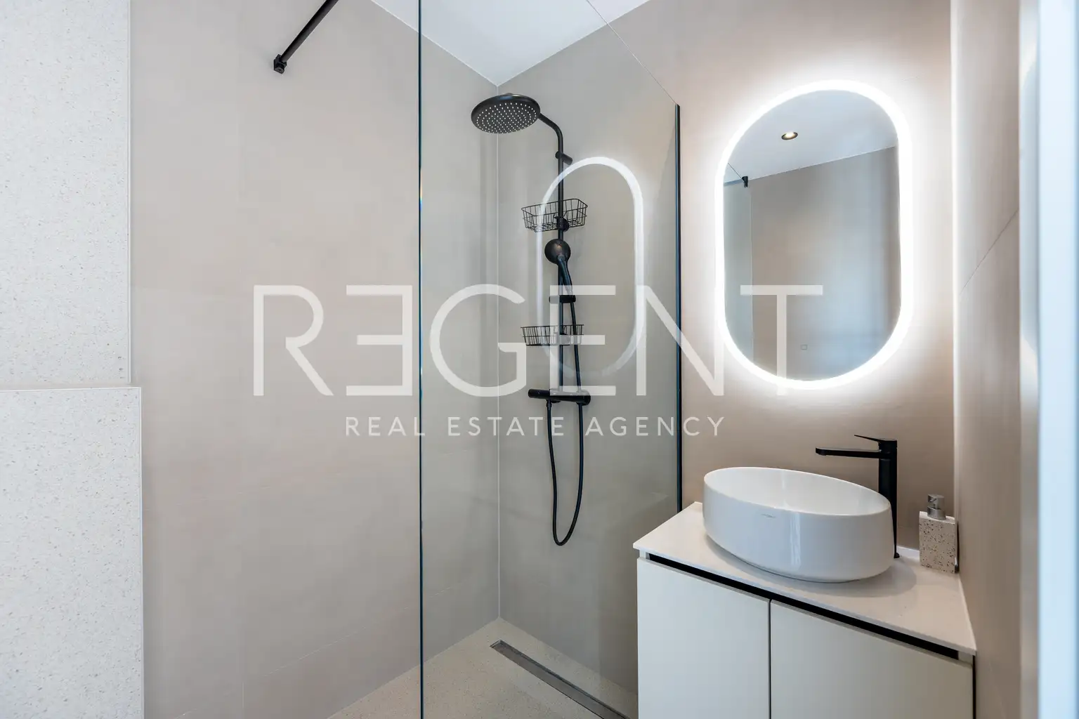 Vila 240 m² za najem, Gornji Bukovac — bazen, garaža