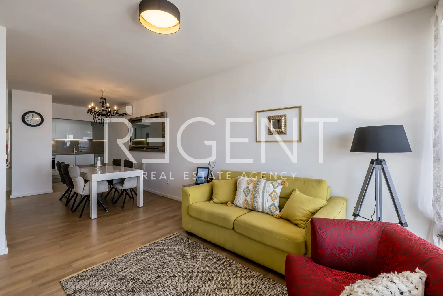 Split, Žnjan - Three-room apartment with a loggia and sea view