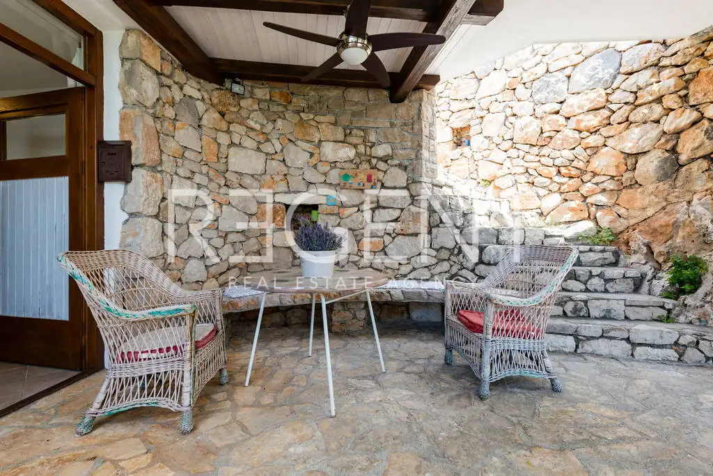 Brač, Murvica - Kamenný dům se čtyřmi apartmány