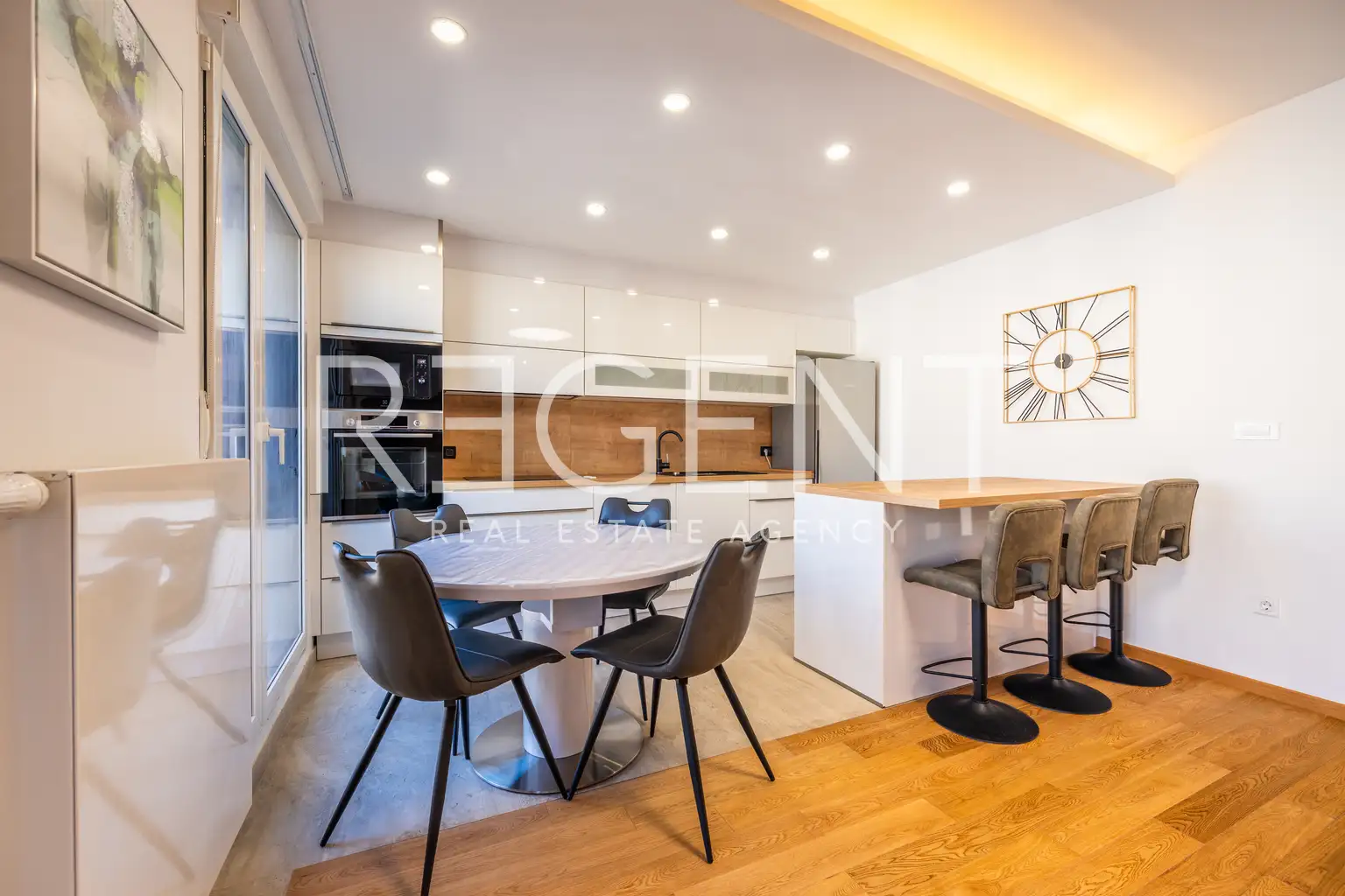 Zagreb, Centar - Četverosoban stan s parkingom, prvi najam