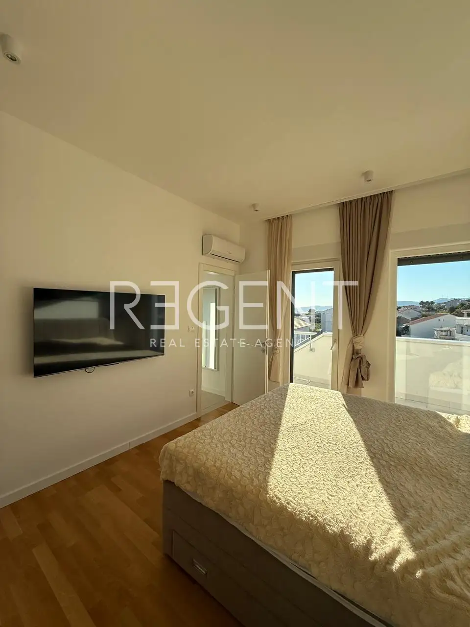 Castel Stafilić - Attico con due camere da letto e garage