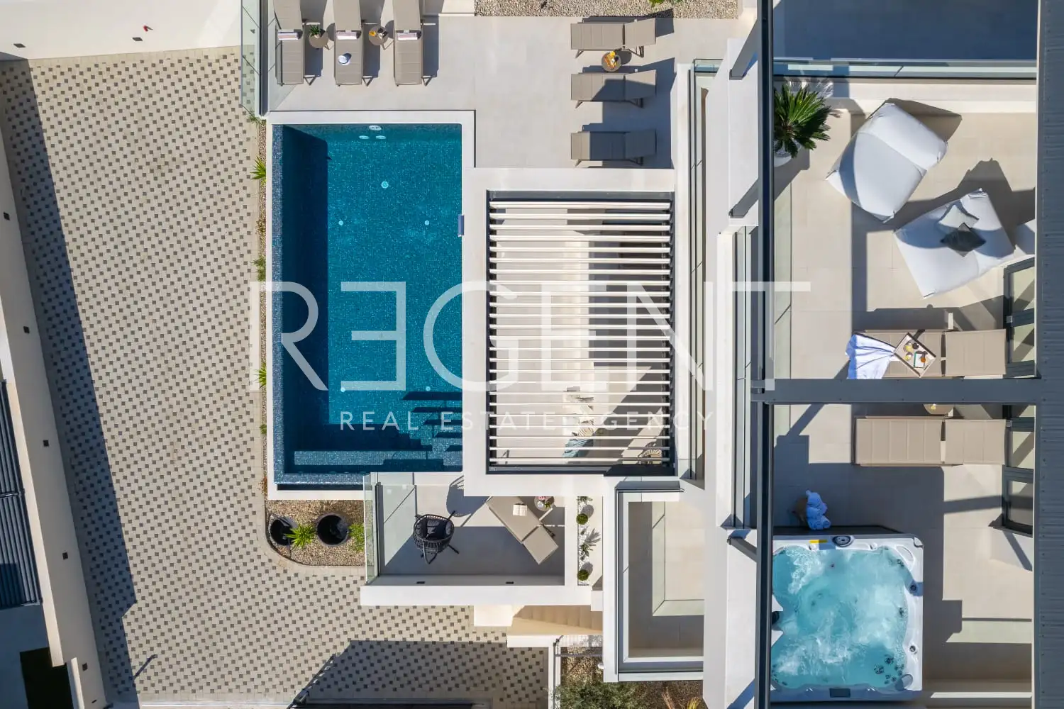 Podstrana - Moderná luxusná vila s bazénom a strešnou terasou