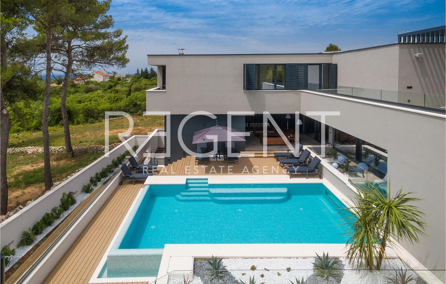 Zadar – Moderna vila okružena zelenilom s pogledom na more