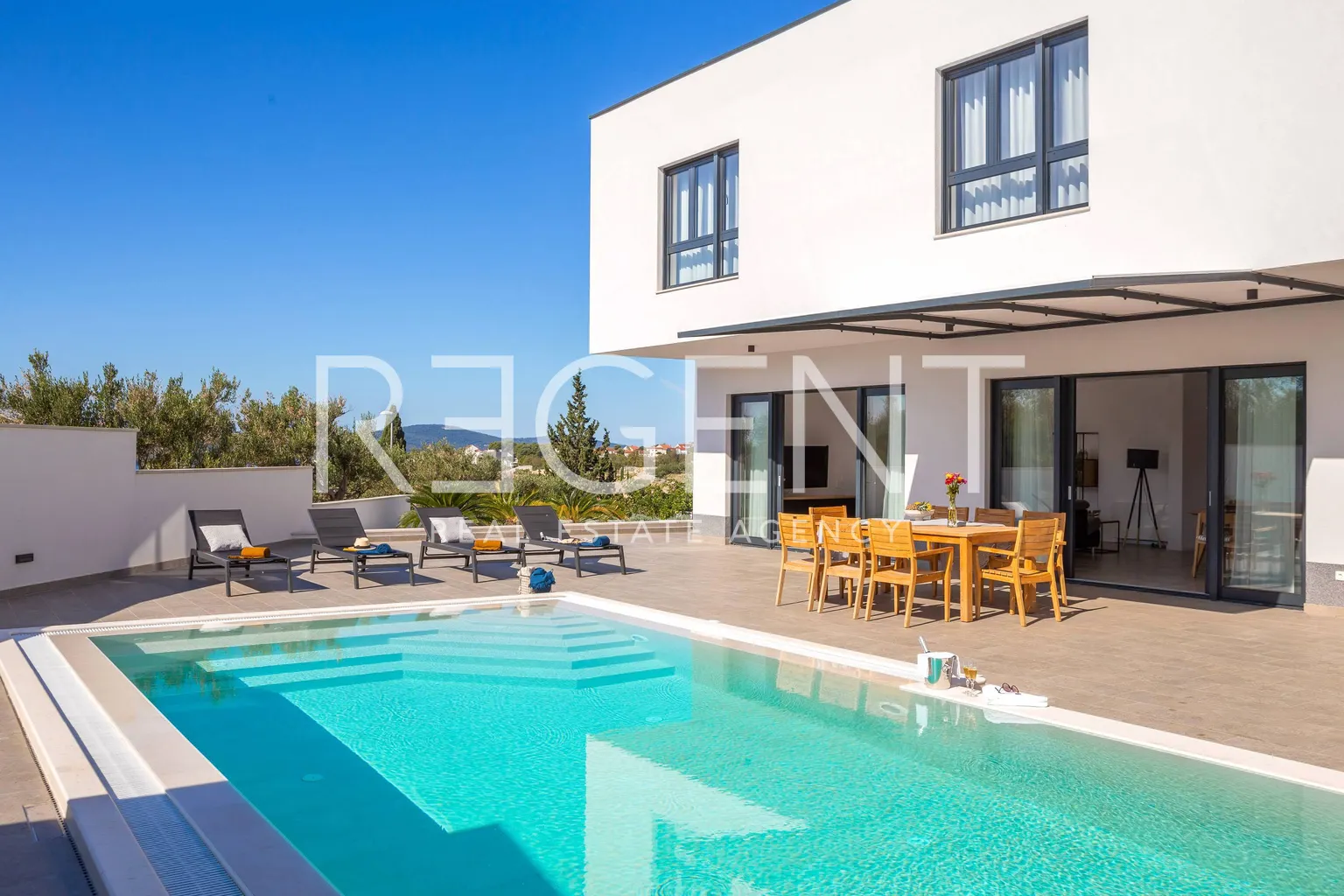 Otok Brač, Milna – Novoizgrađena luksuzna vila od 370m2 s velikim hidromasažnim bazenom