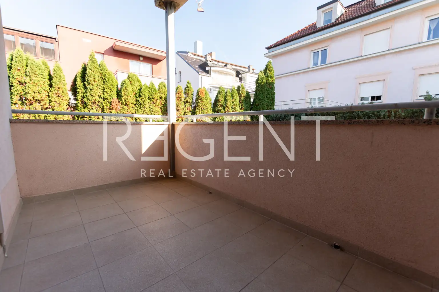 Zagreb, Maksimir - Dvosoban stan u urbanoj vili s parkingom