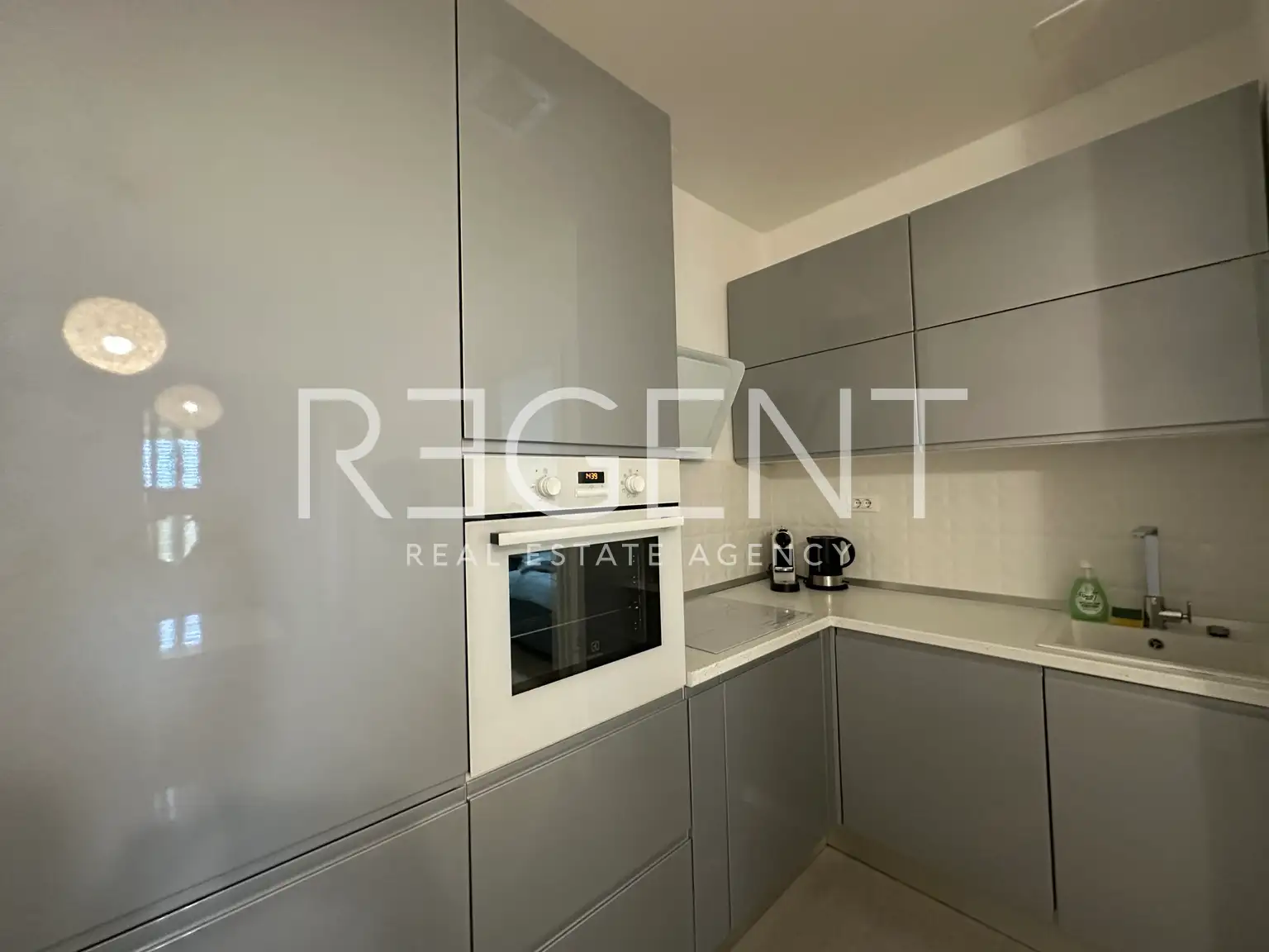 Split, Žnjan - Zwei-Zimmer-Wohnung mit Loggia und Meerblick ZU VERMIETEN