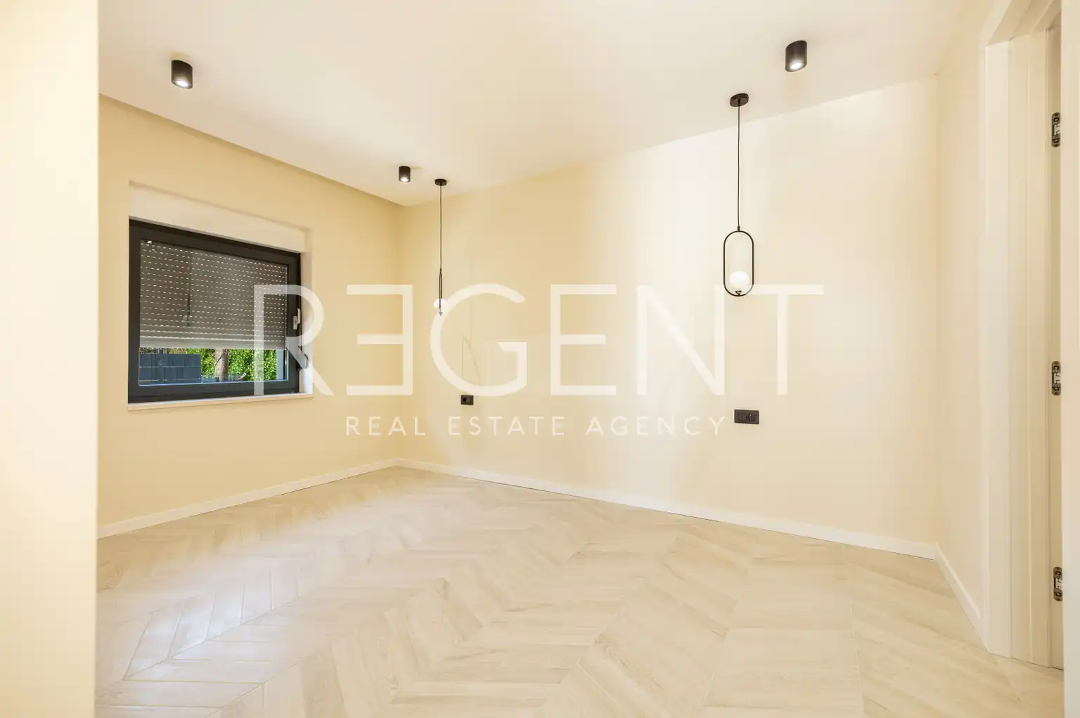 Trogir - Nova moderna vila od 300m2 s bazenom i jacuzzijem
