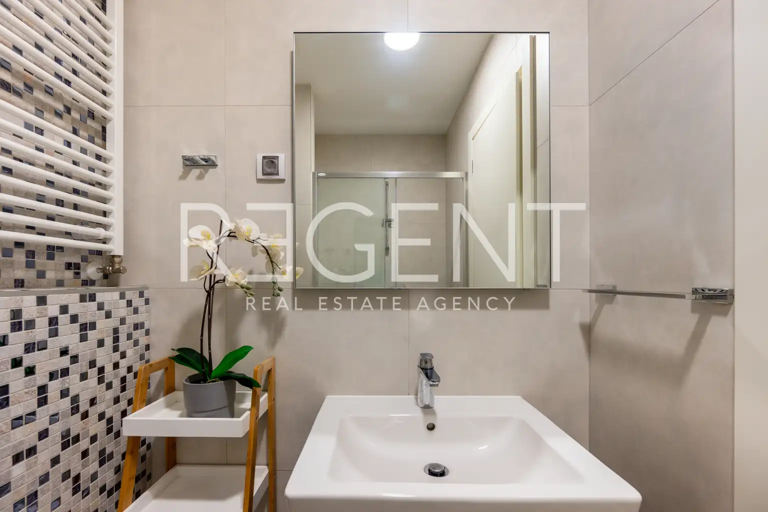 Stan 105 m², Grahorova — 3 spavaće sobe, dupla garaža, lift
