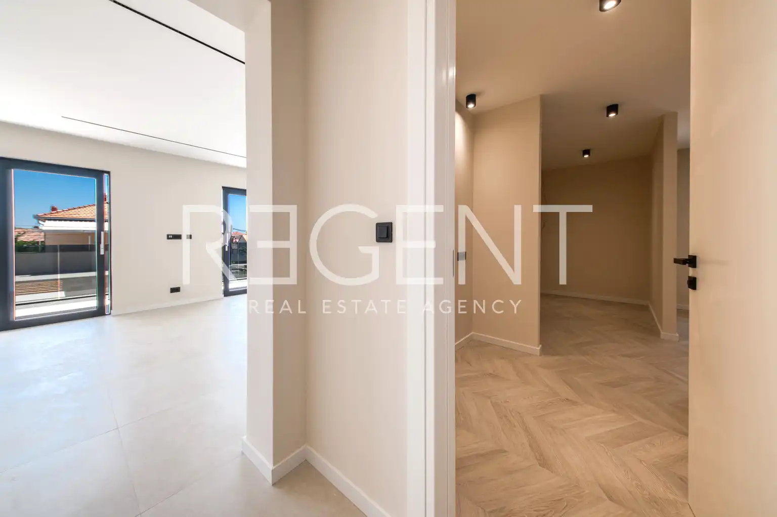 Trogir - Nova moderna vila od 300m2 s bazenom i jacuzzijem