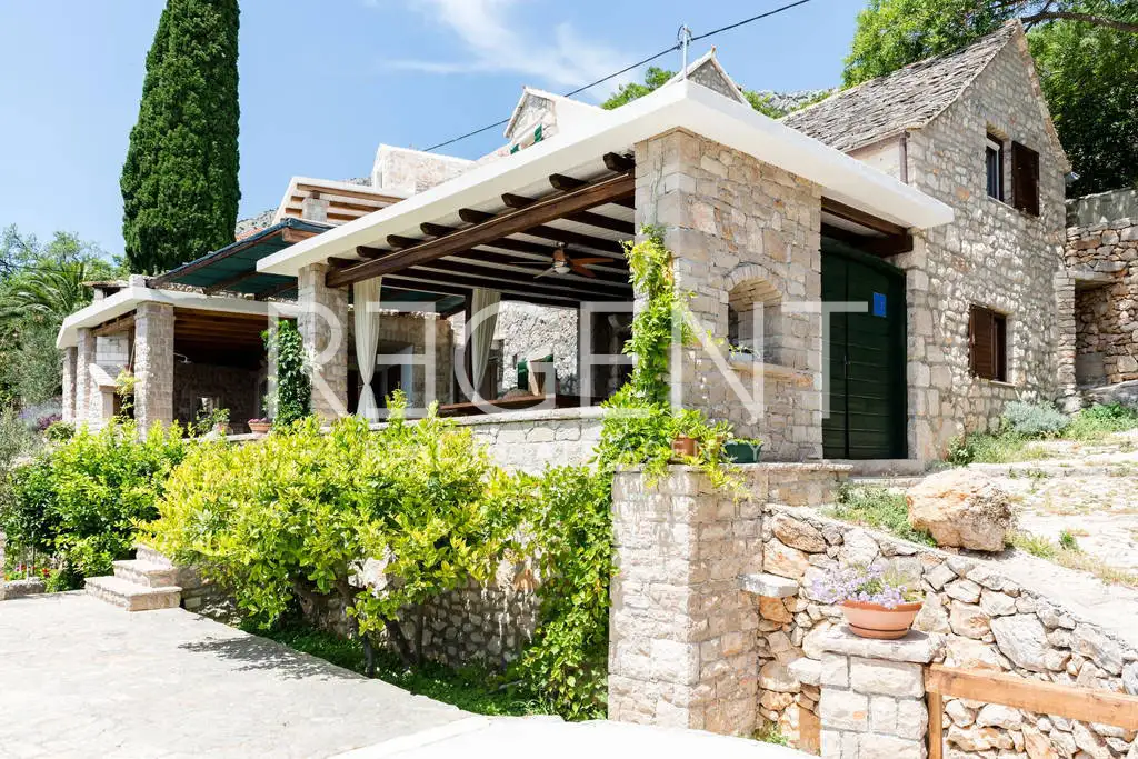 Brač, Murvica - Kamenný dům se čtyřmi apartmány