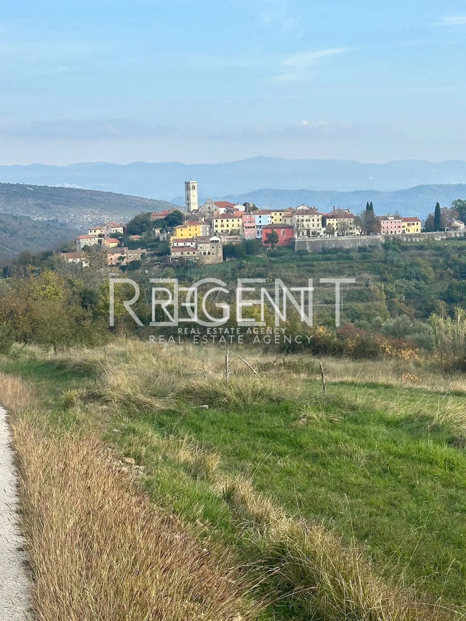 Istra, Oprtalj – Građevinsko zemljišto s projektom, NOVA CIJENA!