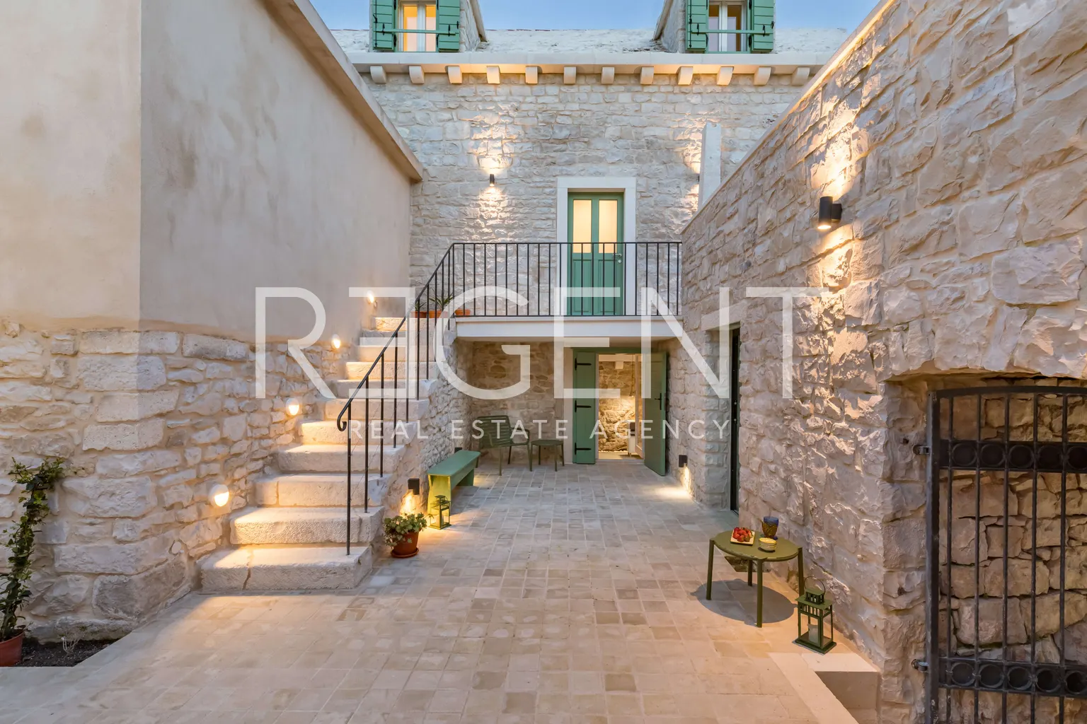 Brač, Pučišća - Nádherná kamenná vila 120 m2