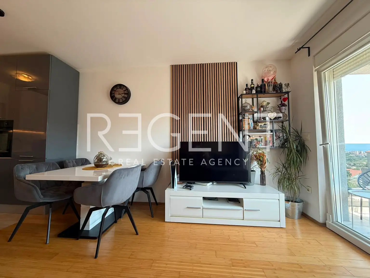 Split, Kila — Dvosobno stanovanje 66 m², balkon, garaža, novejša stavba