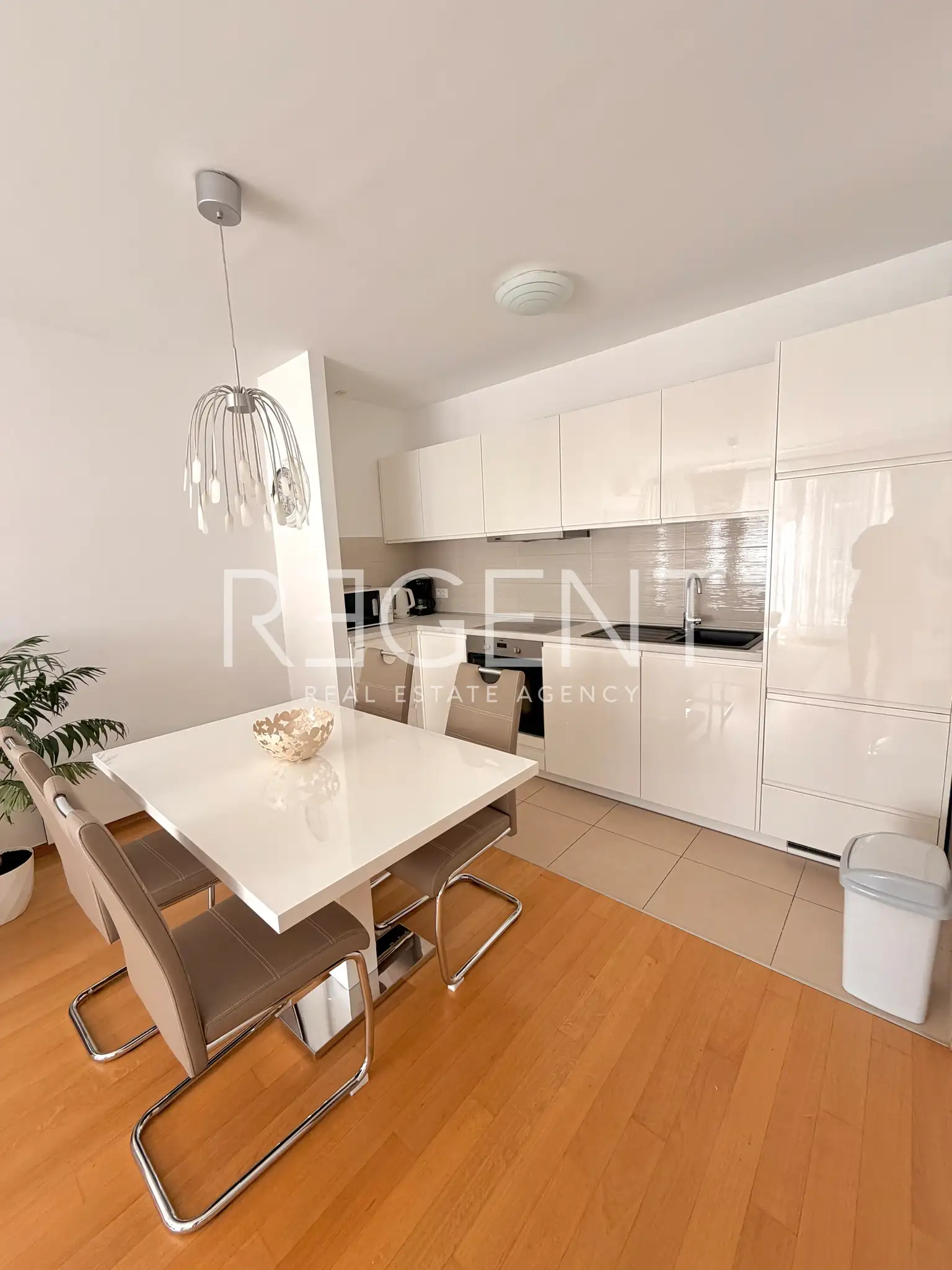 Split, Spinut - mieszkanie jednopokojowe z garażem i loggią blisko centrum