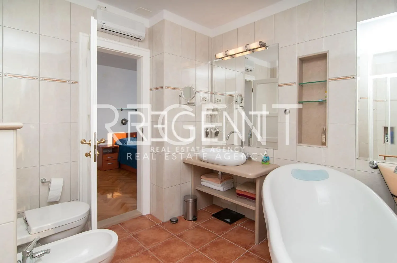 Brač, Mirca - kamenná vila s výhledem na moře, 300m2