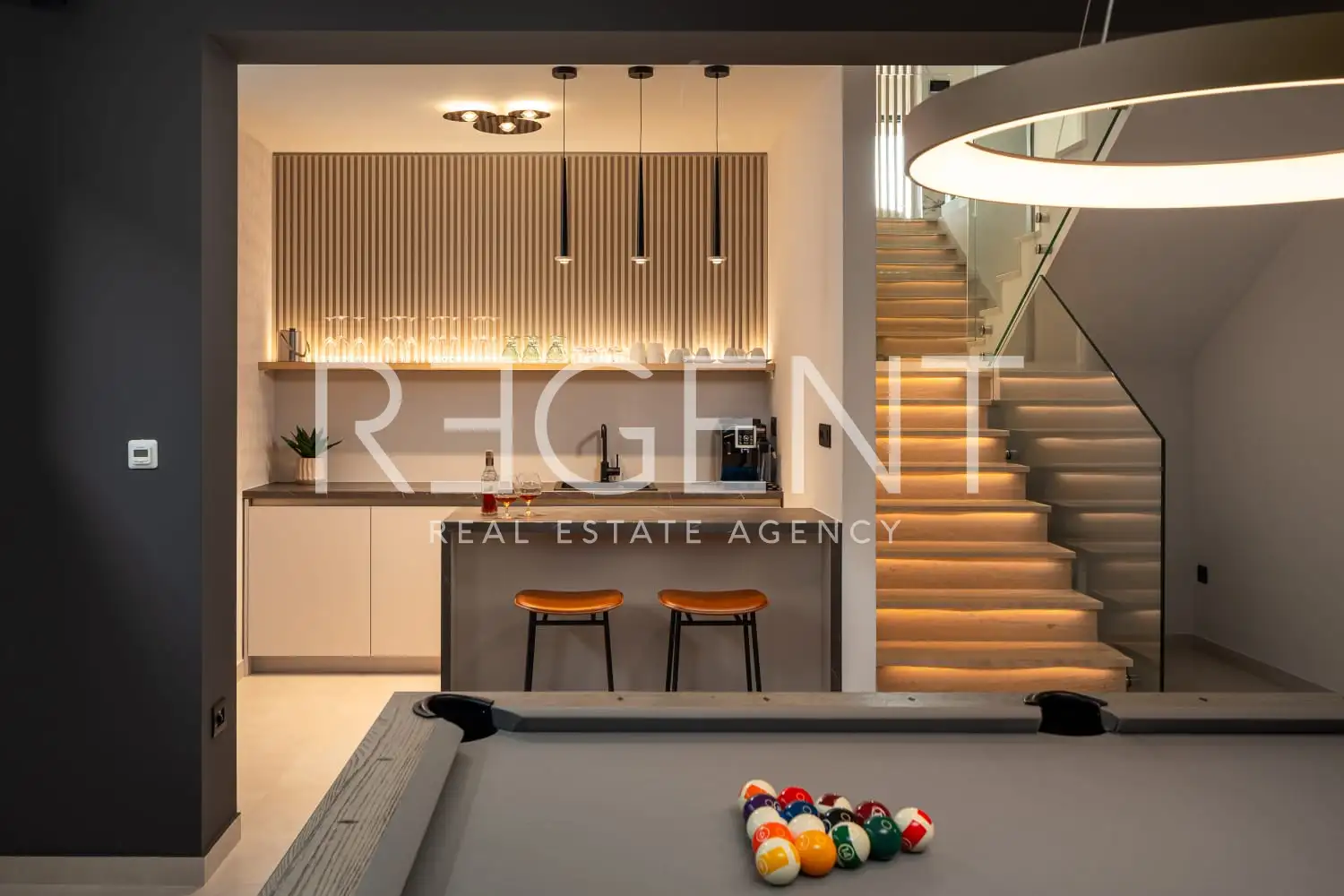 Podstrana - Moderná luxusná vila s bazénom a strešnou terasou