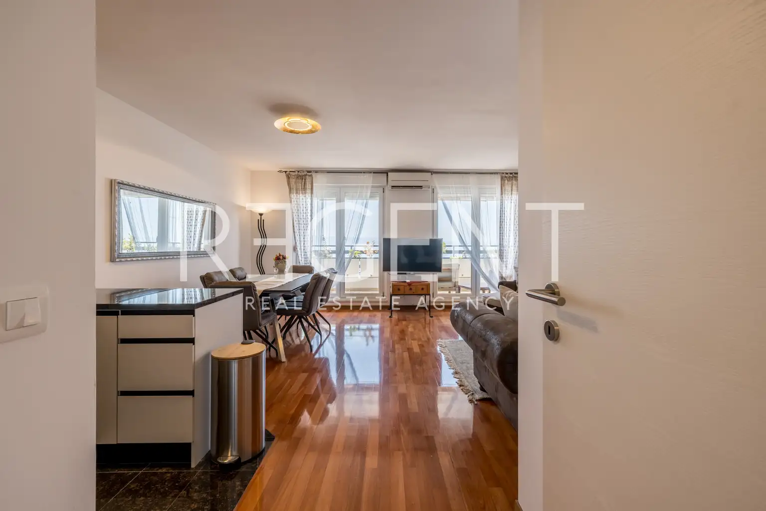 Spalato, Žnjan - Appartamento trilocale con loggia e vista mare