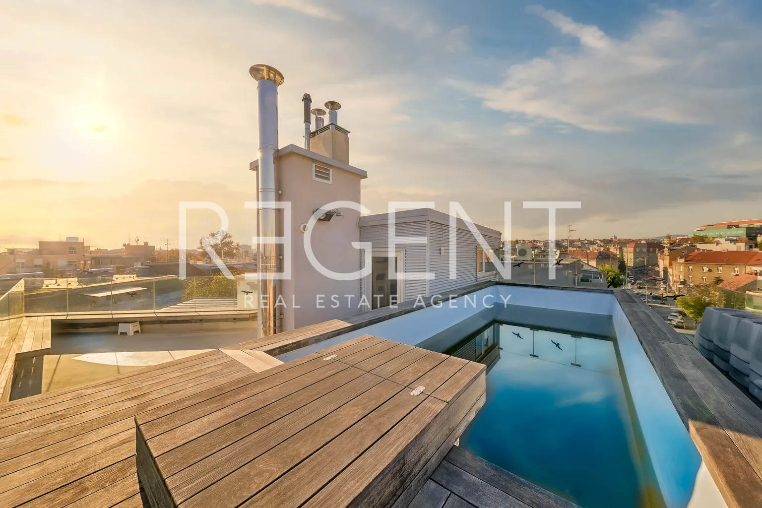 Záhřeb, Petrova - Moderní penthouse se střešní terasou a bazénem