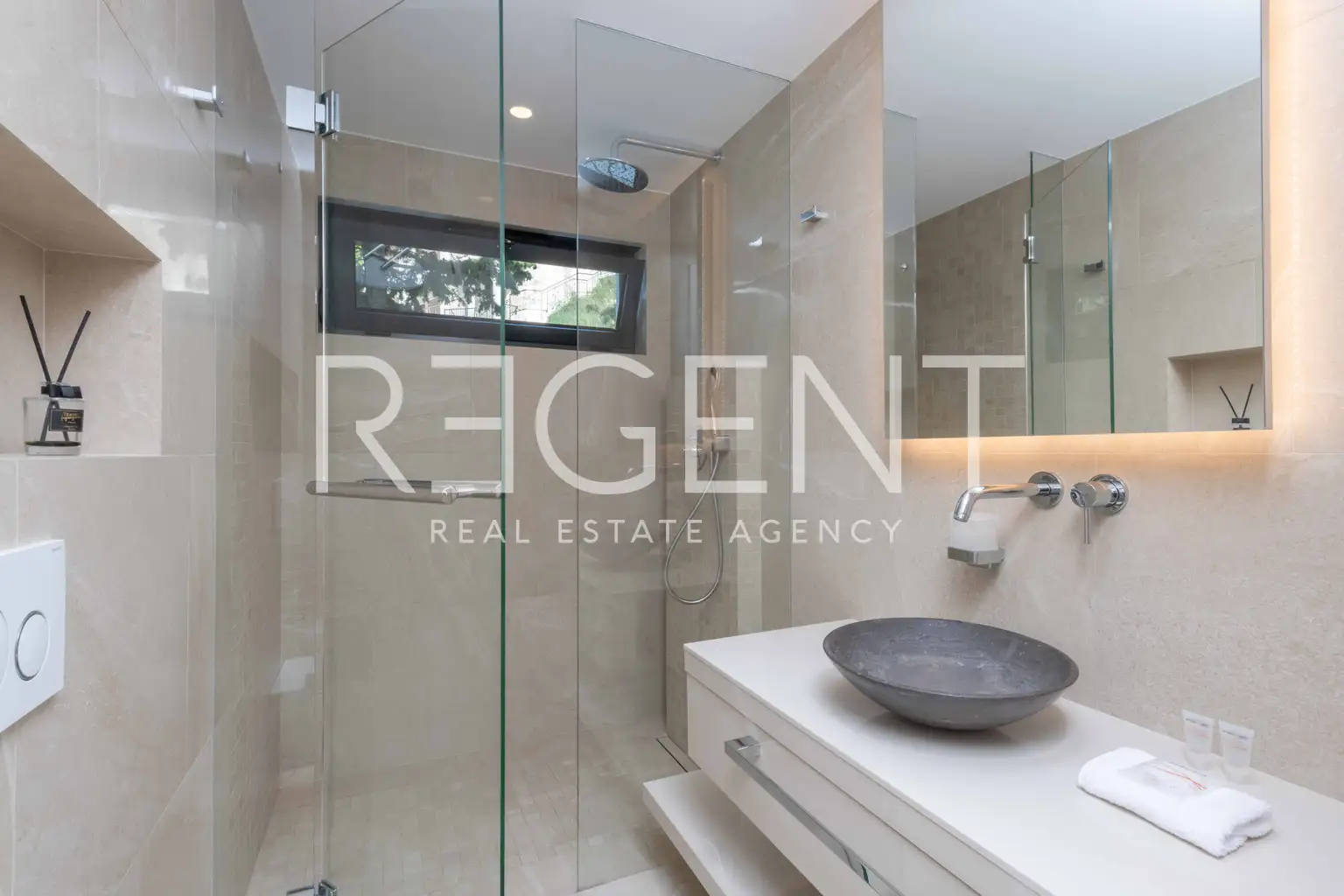 Омиш, Брзет - Двухкомнатная квартира с балконом и террасой в первом ряду у моря