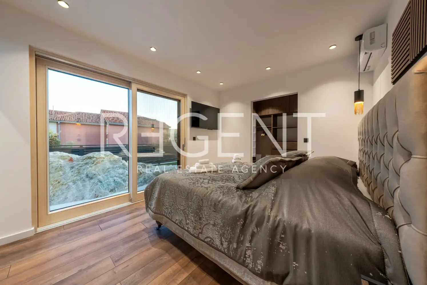 Split, Strožanac - Modern villa with sea view, pool and auxiliary building 50 m2