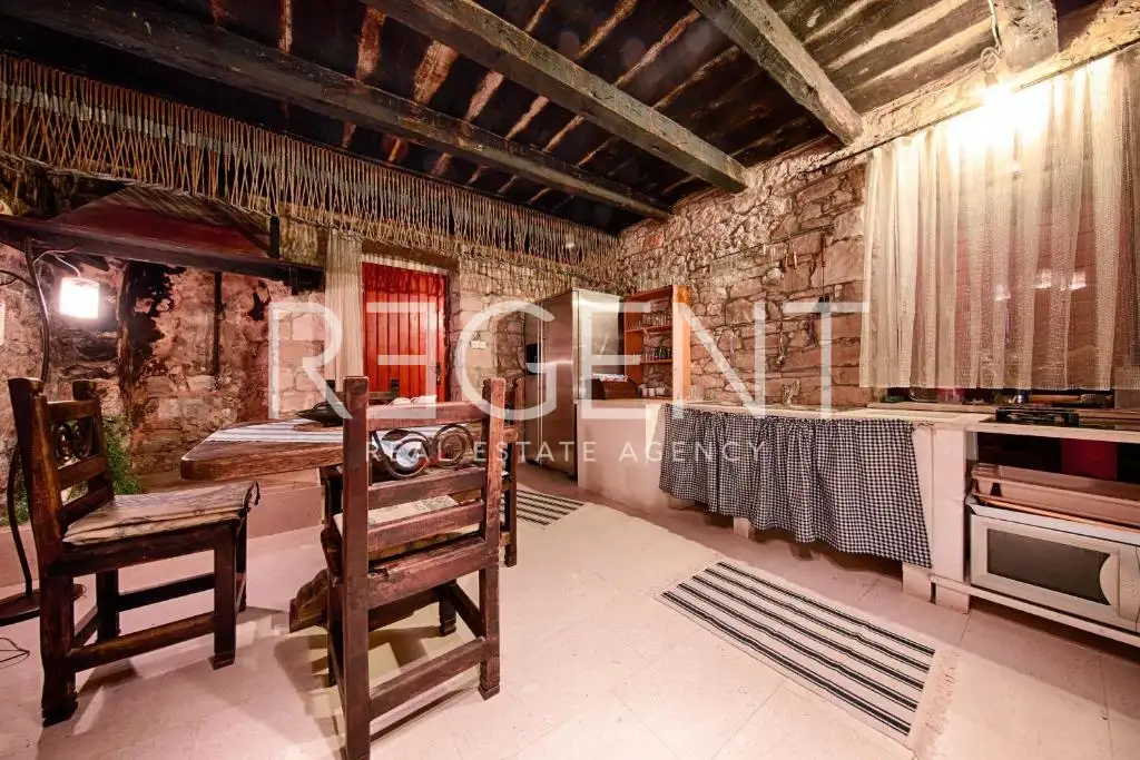 Komiža - Kamenný dom priamo pri mori