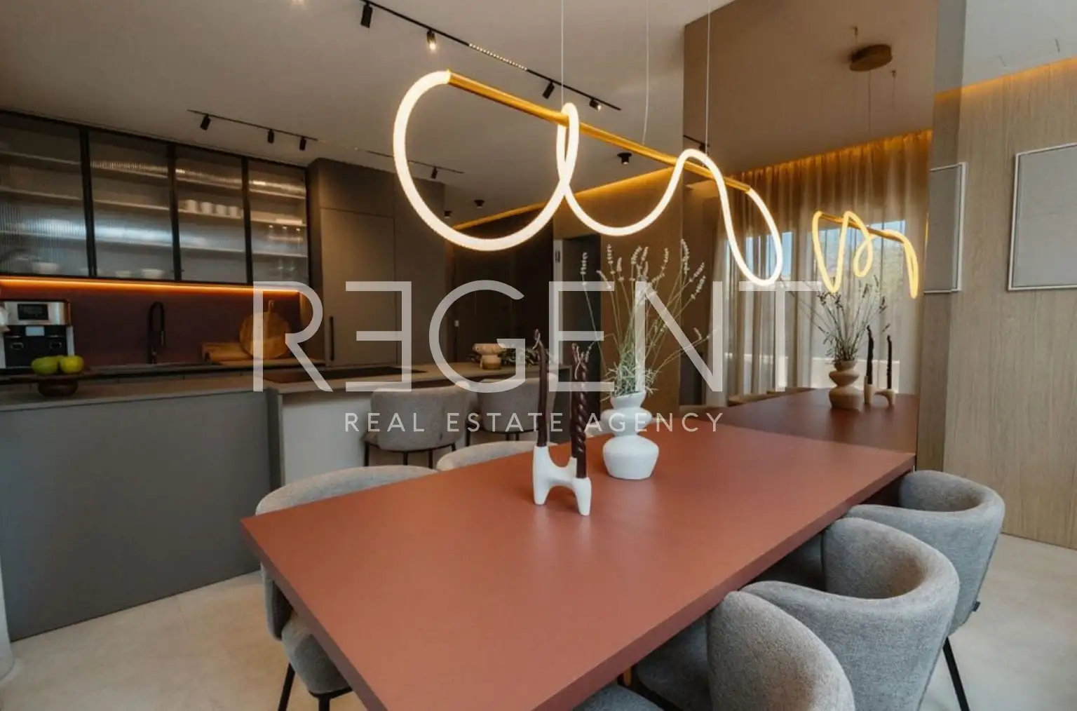 Split, Sirobuja - Trosobni penthouse sa bazenom