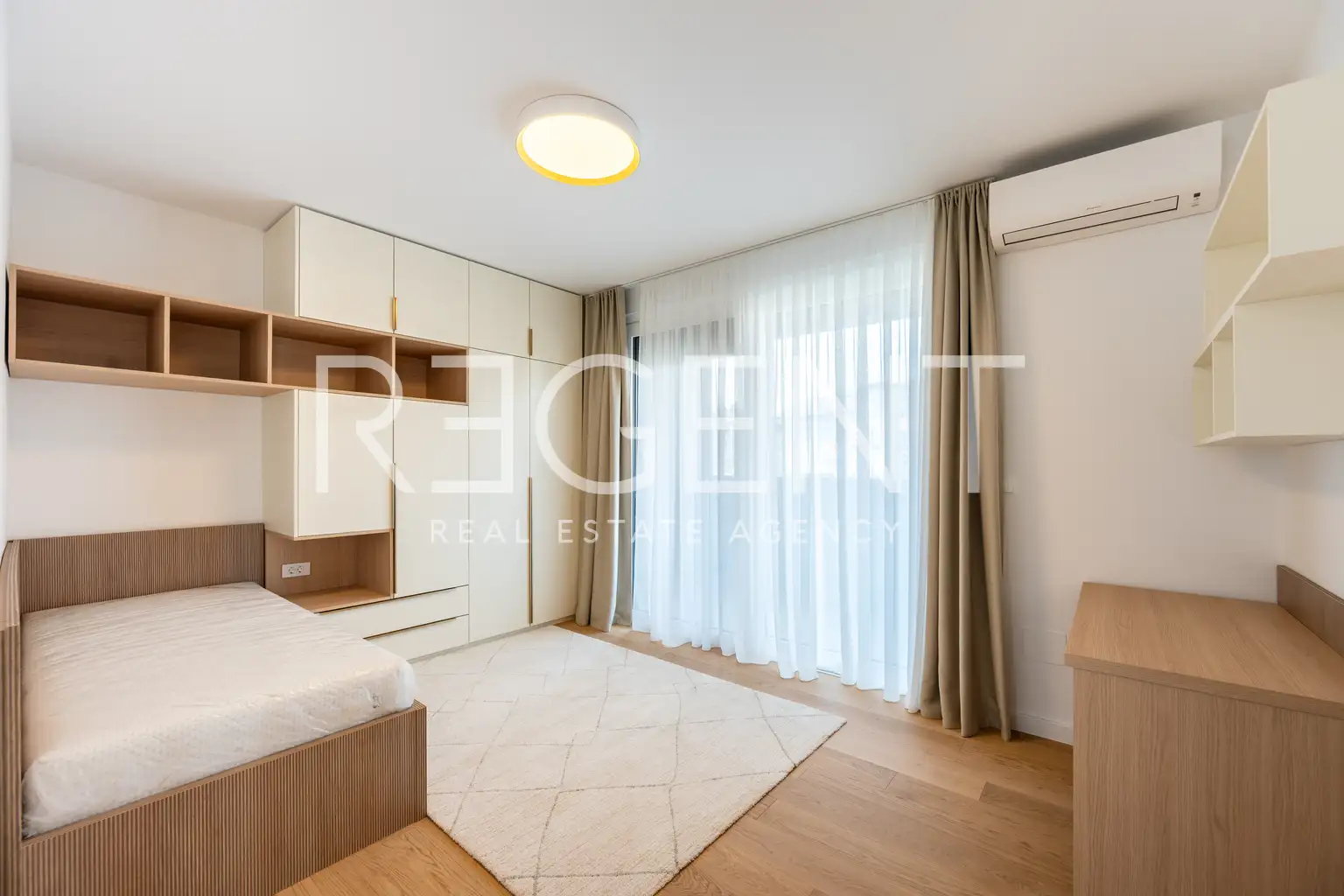 Vila 240 m² za najem, Gornji Bukovac — bazen, garaža