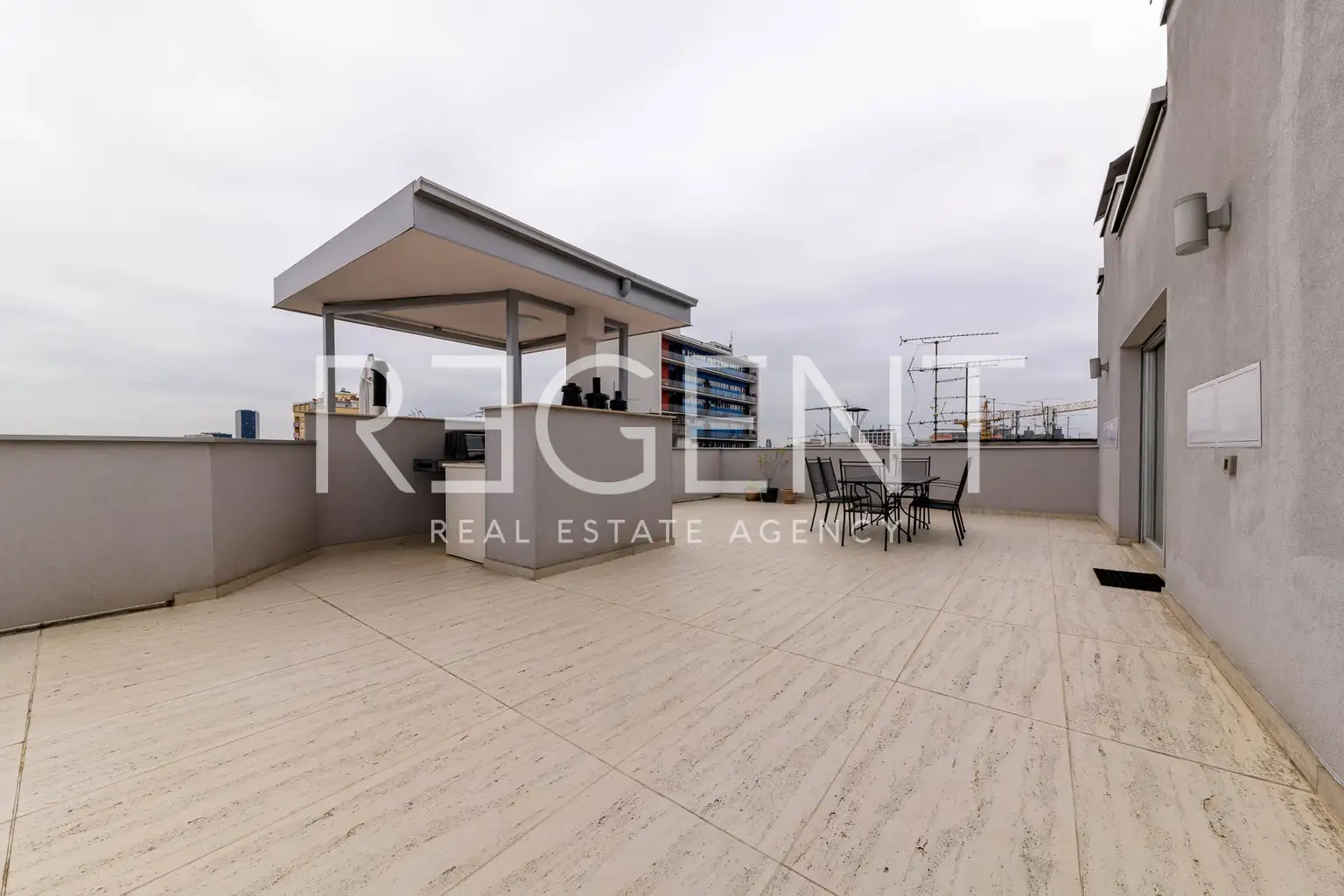 Zagabria, Centro - Lussuoso attico di quattro locali con grande terrazza di 225 m2
