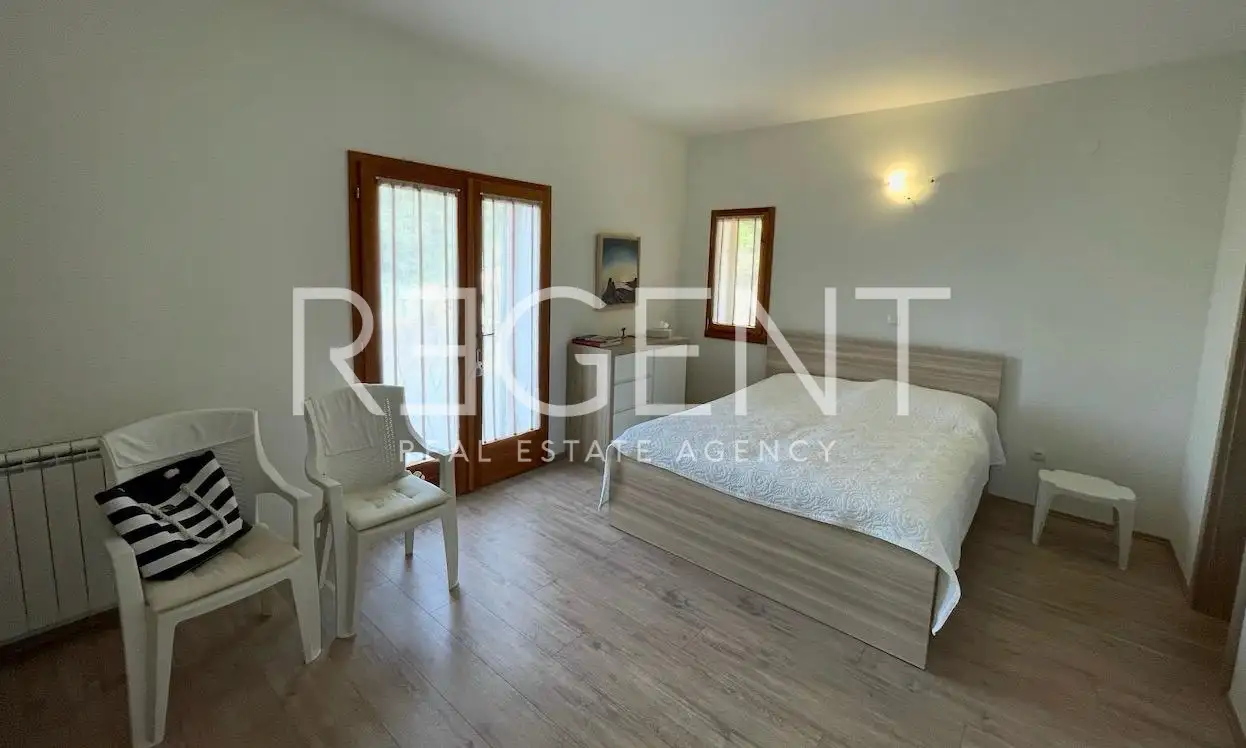 Hvar, Vrbanj – Prostrana kamena kuća s apartmanom