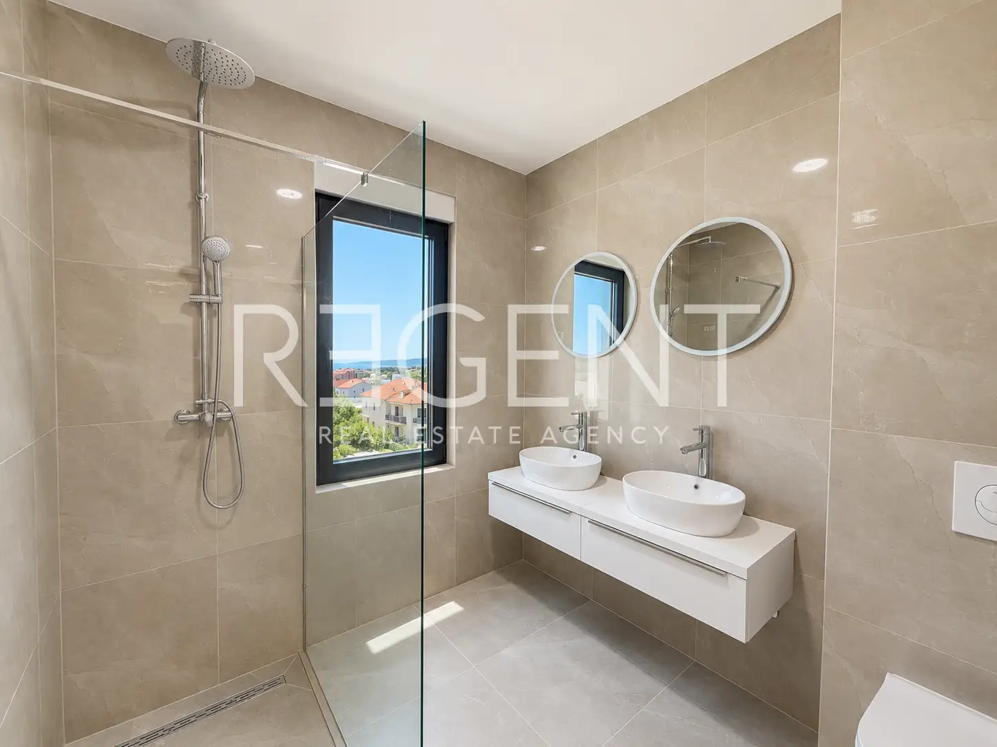 Dvoetažni stan 140 m², Brodarica, Šibenik- 3SS, krovna terasa, garaža