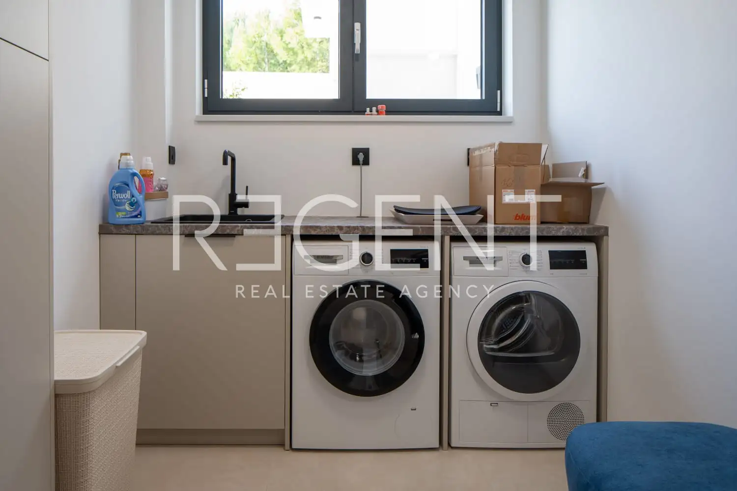 Podstrana - Moderná luxusná vila s bazénom a strešnou terasou